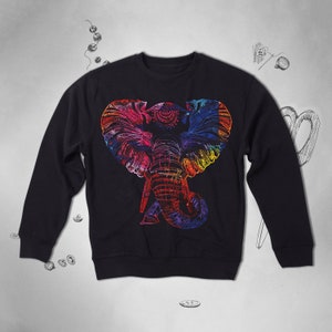 Puede incluir: Sudadera negra con un gr&aacute;fico de elefante colorido y detallado en la parte delantera. El elefante est&aacute; delineado en colores arco&iacute;ris.