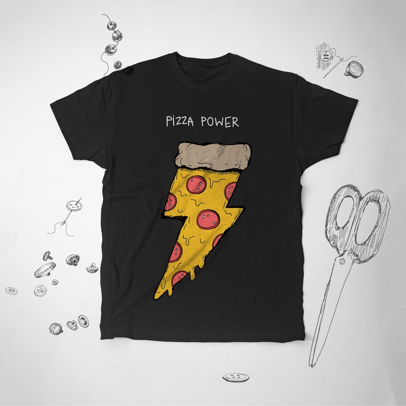 K&ouml;nnte beinhalten: Schwarzes T-Shirt mit einem Grafikdruck eines Pizzast&uuml;cks in Form eines Blitzes. Der Text "Pizza Power" ist &uuml;ber dem Grafikdruck gedruckt.