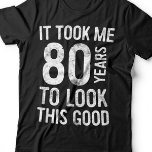 Peut inclure: T-shirt noir avec un texte blanc qui dit "Il m'a fallu 80 ans pour avoir cette allure".