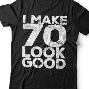 Peut inclure: T-shirt noir avec un texte blanc qui dit "I make 70 look good".