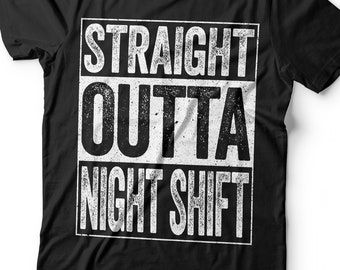 Może przedstawiać: Czarny T-shirt z białym nadrukiem "Straight Outta Night Shift".