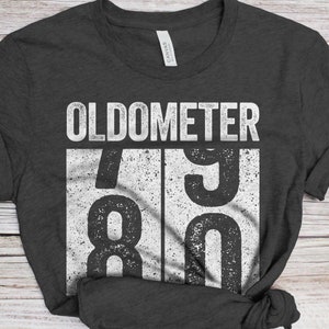 Oldometer 80 T-Shirt - Unisex Lustiges 80 AF Herren 80. Geburtstag Shirt - Geboren in 1945 Geschenk Vintage BDay TShirt