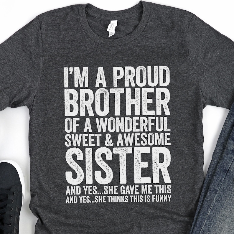 Camiseta "Soy un hermano orgulloso de una hermana maravillosa, dulce e increíble". Divertida camiseta para hombre "El mejor hermano del mundo". Camiseta vintage para el Día del Padre y Navidad. imagen 1