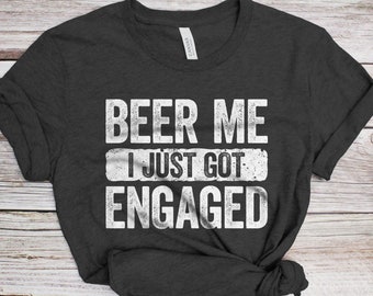 Beer Me I Just Got Engaged T-Shirt - Unisex Funny Couples Husband Wife Shirt - Vintage Wifey Hubby Gift TShirt para luna de miel, matrimonio