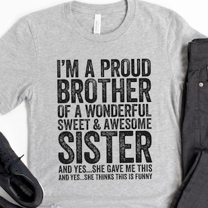 Camiseta "Soy un hermano orgulloso de una hermana maravillosa, dulce e increíble". Divertida camiseta para hombre "El mejor hermano del mundo". Camiseta vintage para el Día del Padre y Navidad. imagen 2