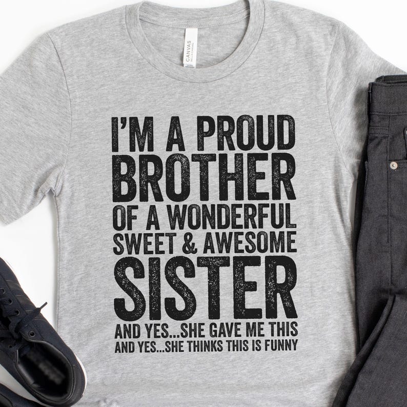 Camiseta "Soy un hermano orgulloso de una hermana maravillosa, dulce e increíble". Divertida camiseta para hombre "El mejor hermano del mundo". Camiseta vintage para el Día del Padre y Navidad. imagen 2
