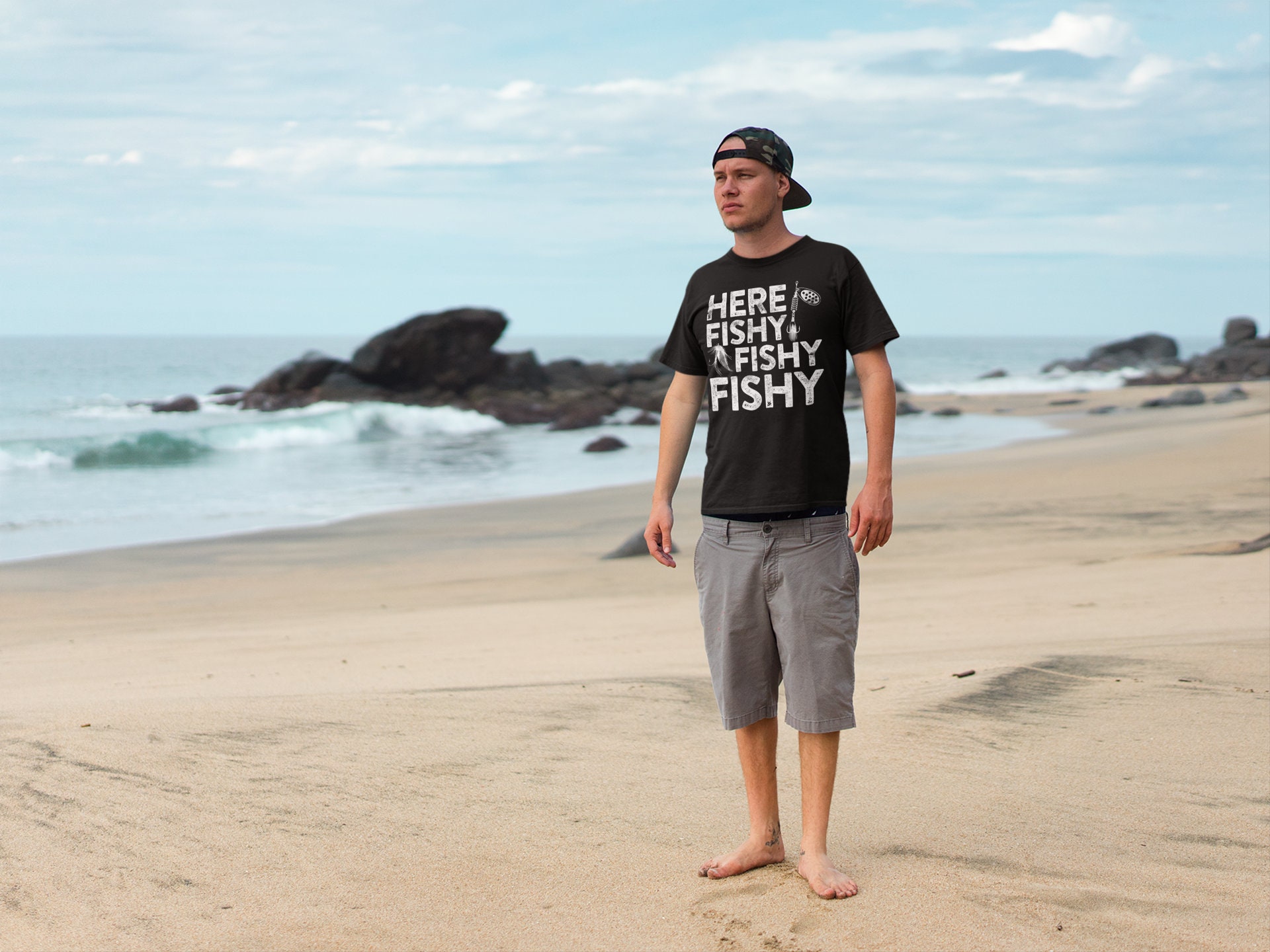 Maglietta Here Fishy Fishy / Detti Divertenti Sulla Pesca / Abbigliamento Da Pesca All'aperto / Regalo Da Pescatore Per Papà, Fratello, Marito Maglietta Con Battute Sulla Pesca - Italia - Foto 6