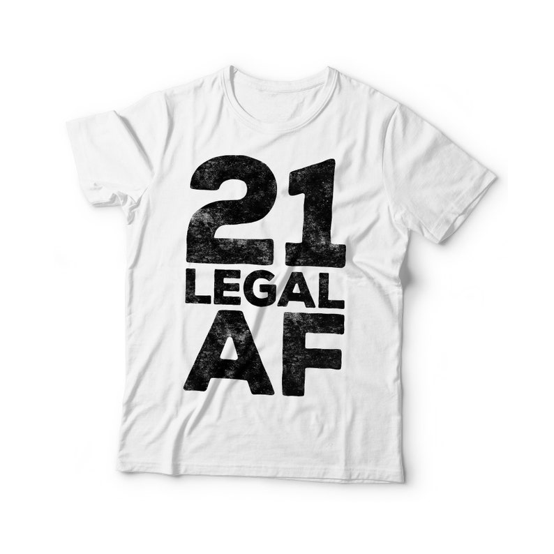 K&ouml;nnte beinhalten: Wei&szlig;es T-Shirt mit schwarzem Text, der "21 Legal AF" in einer verwitterten Schriftart lautet.