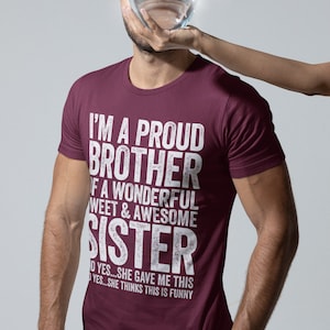 Camiseta "Soy un hermano orgulloso de una hermana maravillosa, dulce e increíble". Divertida camiseta para hombre "El mejor hermano del mundo". Camiseta vintage para el Día del Padre y Navidad. imagen 4