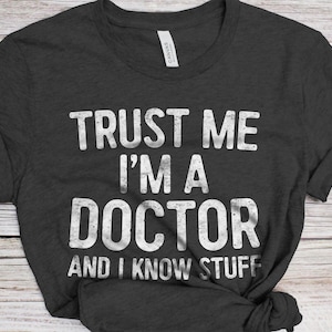 Trust Me I&#39;m A Doctor And I Know Stuff T-Shirt - Unisex Funny Medicine Student Shirt - Doctor Life TShirt Gag Gift for Graduation Christmas