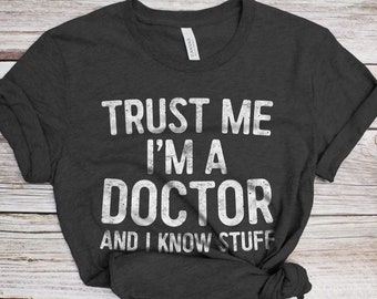Trust Me I'm A Doctor And I Know Stuff T-Shirt - Unisex Funny Medicine Student Shirt - Doctor Life TShirt Gag Gift for Graduation Christmas