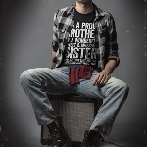 Camiseta "Soy un hermano orgulloso de una hermana maravillosa, dulce e increíble". Divertida camiseta para hombre "El mejor hermano del mundo". Camiseta vintage para el Día del Padre y Navidad. imagen 5