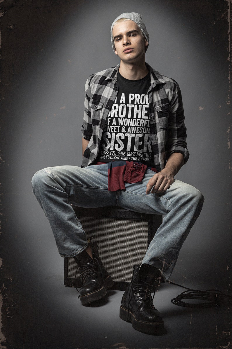 Camiseta "Soy un hermano orgulloso de una hermana maravillosa, dulce e increíble". Divertida camiseta para hombre "El mejor hermano del mundo". Camiseta vintage para el Día del Padre y Navidad. imagen 5