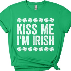 Kiss Me I&#39;m Irish T-Shirt - Unisex Funny Drinking Squad Shirt - Matching Vintage Shenanigator TShirt Gift for St Patrick&#39;s Day 2025