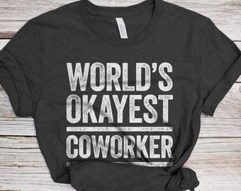 T-shirt da collega più okay del mondo - Unisex Funny Mens Best Coworker Ever Shirt - Vintage Office Party TShirt per la festa del papà Natale