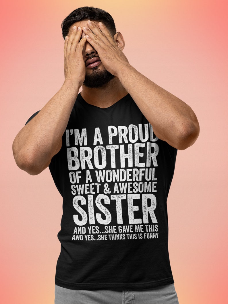 Puede incluir: Una camiseta negra con texto blanco que dice "Soy un hermano orgulloso de una hermana maravillosa, dulce y genial y s&iacute;...ella me dio esto y s&iacute;...ella piensa que esto es gracioso."