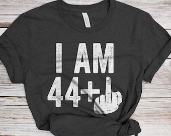 Camiseta unisex con texto "I Am 44 Plus Middle Finger" (45 AF), divertida camiseta de 45 cumpleaños para hombre, regalo de broma de 1981, camiseta vintage para fiesta de cumpleaños.