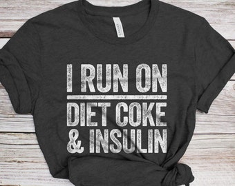 I Run On Diet Coke and Insulin T-Shirt - Unisex Funny Diabetic Support Shirt - Vintage Diabetes Awareness TShirt para BDay Christmas