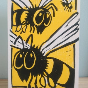 Tarjeta linograbada “Sum Sum”: tarjeta de abejas impresa a mano para el verano, firmada y numerada.