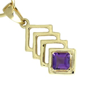 Może przedstawiać: Złoty wisiorek z kwadratowym, głęboko fioletowym kamieniem szlachetnym ametystu. Wisiorek ma warstwowy, geometryczny wzór z otwartymi, kwadratowymi ramkami. Wisiorek jest zawieszony na złotym łańcuszku.