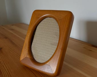 Vintage Wooden Oval Picture Frame - Holds 3.5 x 5 photo - Tabletop or Wall Hanging