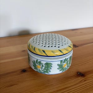Vintage handbeschilderde keramische dekselschaal - potpourripot - snuisterijdoosje - bloemmotief - geventileerd geperforeerd deksel - mediterraan