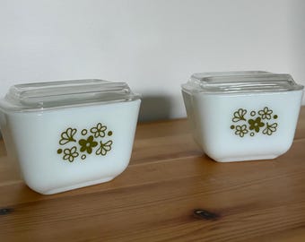 Juego de 2 recipientes Pyrex con diseño de margaritas primaverales y tapa, ideales para refrigerador.