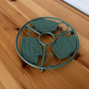 Metalowa podstawka pod garnki w stylu vintage z mosiężnymi detalami – M. Kamenstein Inc. – Liście