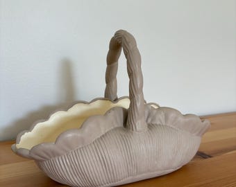 Jarrón/bol de cerámica vintage hecho a mano, estilo cesta/bolso/recipiente - Acabado mate en tonos tostados y crema - Borde festoneado y detalle de asa retorcida - Firmado