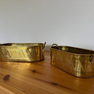 Juego de 2 macetas ovaladas de latón vintage con diseño acanalado y asas (Hechas en India)