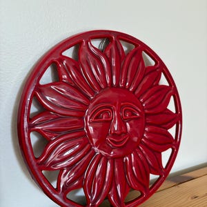 Salvamanteles Sol Celestial de Old Dutch - Hierro fundido esmaltado en rojo - 2007 - Salvamanteles Sol Sonriente para Decoración de Pared - Placa Caliente