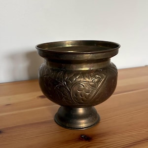 Doniczka z mosiądzu w stylu vintage - misa na cokole - wzór kwiatowy z motywem liści - lity mosiądz Wyprodukowano w Indiach - dekoracyjna doniczka lub misa