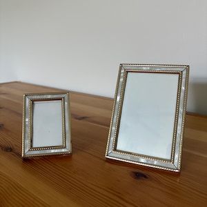 Juego vintage de 2 marcos de fotos pequeños de metal con detalles en blanco nacarado - Soporte de mesa - Para impresiones de 2 x 3 y 4,5 x 3 pulgadas
