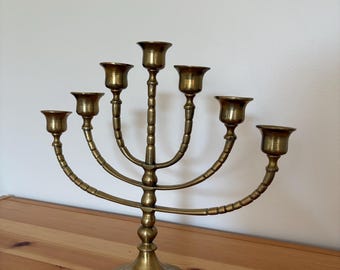 Candelabro o menorá giratoria grande de latón macizo de estilo vintage