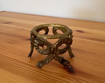 Soporte de exhibición tipo pedestal con forma de lazo decorativo vintage de latón para velas o esferas