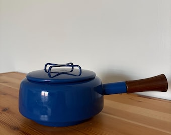 Vintage Dansk Kobenstyle emaille fonduesauspan - kobaltblauw met teakhouten handvat - midcentury modern dining