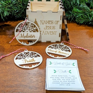 Ornamento do Advento de Natal com nomes de Jesus com cartões de caixa e versículos, Família, Devocional