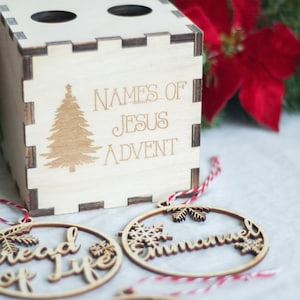 Namen van Jezus Kerst-adventornament met doos en verskaarten, familie, devotional