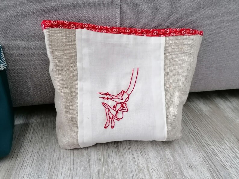 Une Jolie Panière, Vide Poche de Rangement en Tissu Lin et Brodé à La Main Pour Une Décoration Chamb