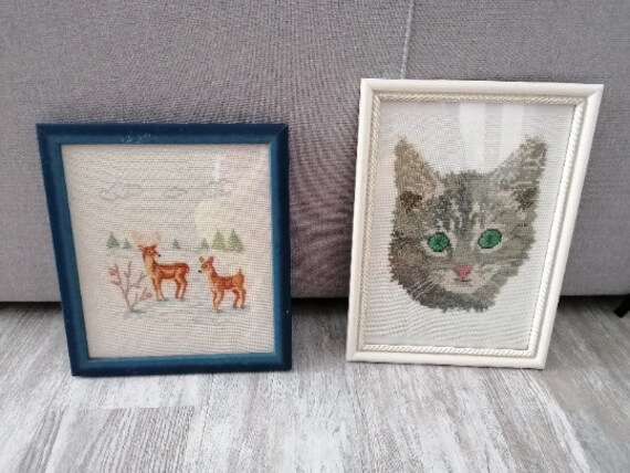 Tableau Décorative Brodé à La Main Représentant Un Chat et Cerf Biche en Foret