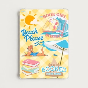 Puede incluir: Una funda rectangular transparente con un fondo de cuadros vichy amarillos e ilustraciones veraniegas que incluyen un sol, una persona leyendo sobre una toalla, una pila de libros, un castillo de arena, una sombrilla y el texto Beach Please y Booked.