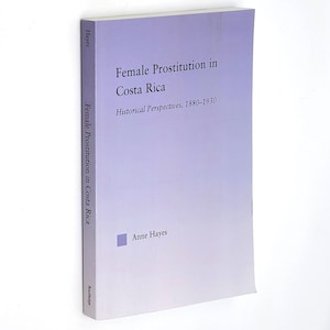 Può includere: Una tazza di ceramica bianca con manico nero e la scritta "But First, Coffee" in nero, con un carattere a mano. La tazza è su una superficie bianca.