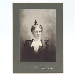 Retrato en tarjeta de gabinete de la familia de la abuela Scott, Portland, Oregón, ca. 1894-1900 ~ Fotografía antigua de una mujer refinada