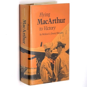 Voando MacArthur para a Vitória por Weldon Rhoades 1987 Diário da Segunda Guerra Mundial do Piloto Pessoal do General MacArthur ~ Pacific Theatre