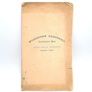 Puede incluir: Una portada de libro vintage con el título "Williston Seminary" en una fuente decorativa. El libro fue publicado en Easthampton, Massachusetts en agosto de 1844.
