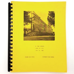 Puede incluir: Un folleto amarillo con una encuadernación en espiral negra. La portada presenta una foto en blanco y negro de un edificio escolar con el texto "50 YEAR REUNION CLASS OF 1935 June 22, 1985 EUGENE HIGH SCHOOL UNIVERSITY HIGH SCHOOL".