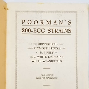 Può includere: Un annuncio in bianco e nero per le razze di polli Poorman's 200-Egg Strains. L'annuncio elenca le razze disponibili: S.C. White Orpingtons, Barred Plymouth Rocks, R.C. R.I. Reds, S.C. White Leghorns e White Wyandottes. L'annuncio indica anche che i polli sono in gabbia e allevati per le uova invernali. L'annuncio è di John G. Poorman, Tinley Park, Illinois.