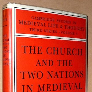Può includere: Un libro con copertina rossa intitolato "The Church and the Two Nations in Medieval Ireland" di J. A. Watt. Il libro fa parte della serie Cambridge Studies in Medieval Life & Thought. Il testo è in bianco e nero.