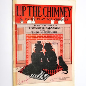 Puede incluir: Un guion de obra de teatro vintage para niños titulado "Up the Chimney: A Fairy Play for Children". La portada presenta una chimenea de ladrillo rojo con una silueta negra de dos niños sentados frente a ella. El texto de la portada indica que el libro y las letras fueron escritos por Sigmund B. Alexander y la música fue compuesta por Theo H. Northrup.