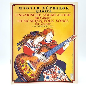 Può includere: Copertina di spartito musicale vintage con un'illustrazione colorata di due figure che suonano la chitarra. La chitarra è decorata con motivi floreali dettagliati. Il testo include "MAGYAR NÉPDALOK gitárra" e "HUNGARIAN FOLK SONGS for Guitar".